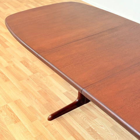 Danish oval dining table in mahogany by Skovby Møbelfabrik
