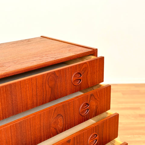Chest of 5 drawers in teak by Arne Vodder
