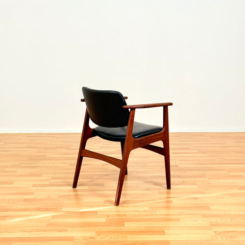 Danish set of 2 dining armchairs in walnut by Arne Vodder for Vamo Furniture Factory, model "Lene"