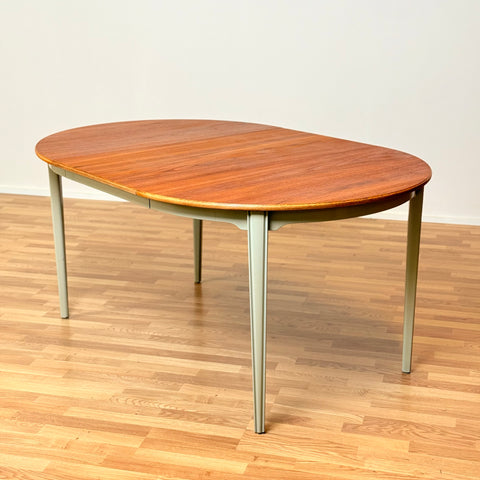 Swedish round dining table in teak by Göran Malmvall for Karl Andersson & Söner