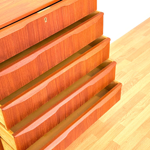 Danish chest of drawers in teak