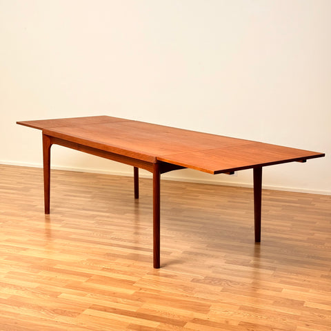 Danish dining table in teak by Vejle møbelfabrik