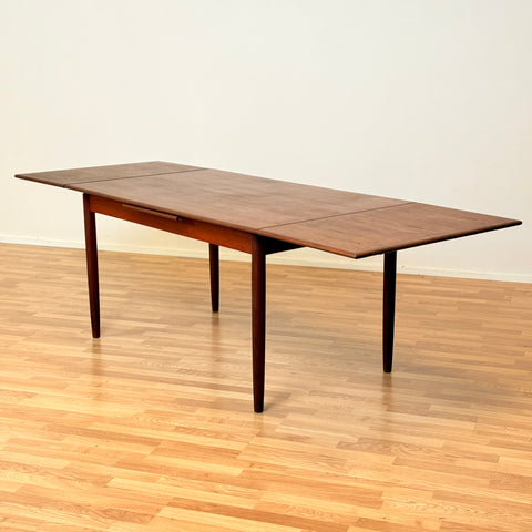 Danish rectangular dining table in teak