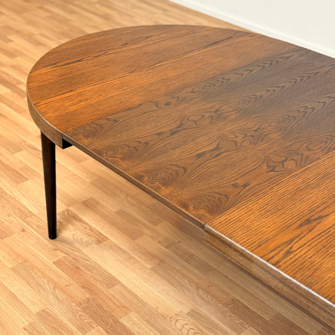 Danish round dining table in oak with 2 ext