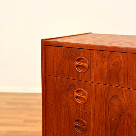 Chest of 5 drawers in teak by Arne Vodder