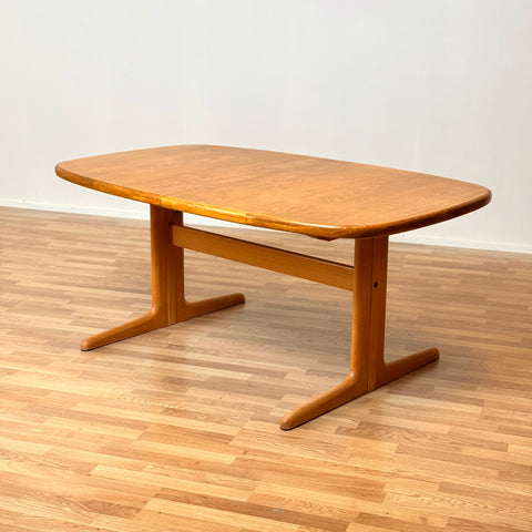 Danish oval dining table in oak by Skovby Møblefabrik
