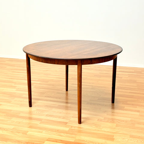 Danish round dining table in Santos rosewood by Arne Vodder