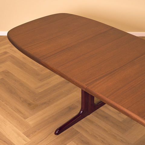 Danish oval dining table in mahogany by Skovby Møbelfabrik