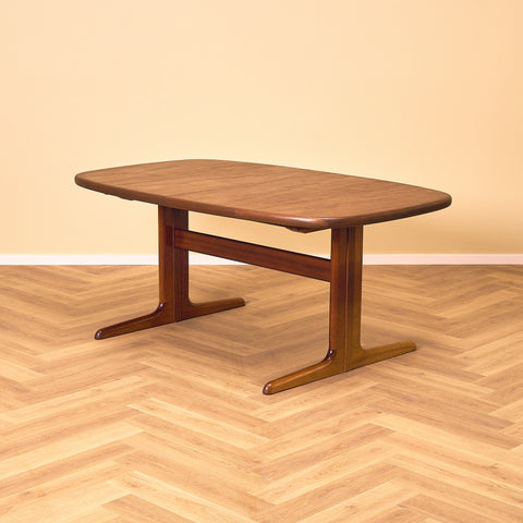 Danish oval dining table in mahogany by Skovby Møbelfabrik