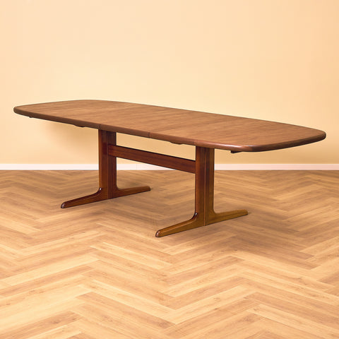 Danish oval dining table in mahogany by Skovby Møbelfabrik