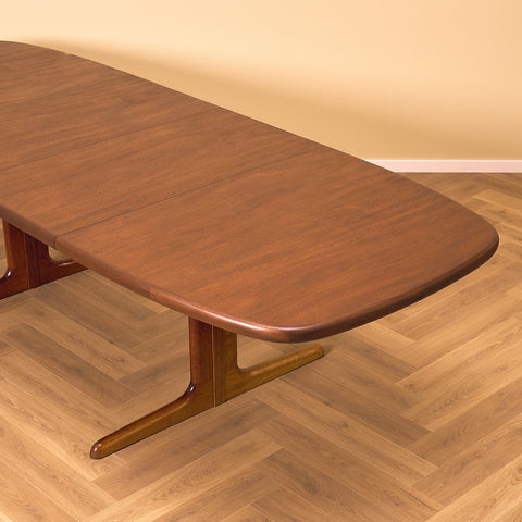 Danish oval dining table in mahogany by Skovby Møbelfabrik