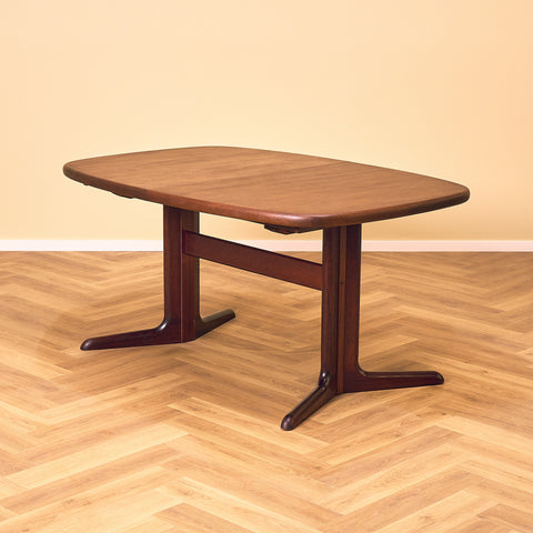 Danish oval dining table in mahogany by Skovby Møbelfabrik