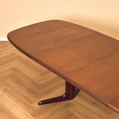 Danish oval dining table in mahogany by Skovby Møbelfabrik