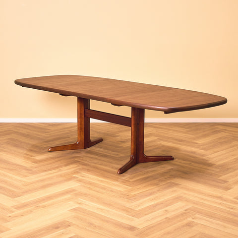 Danish oval dining table in mahogany by Skovby Møbelfabrik