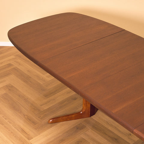 Danish oval dining table in mahogany by Skovby Møbelfabrik