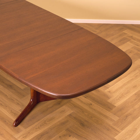 Danish oval dining table in mahogany by Skovby Møbelfabrik