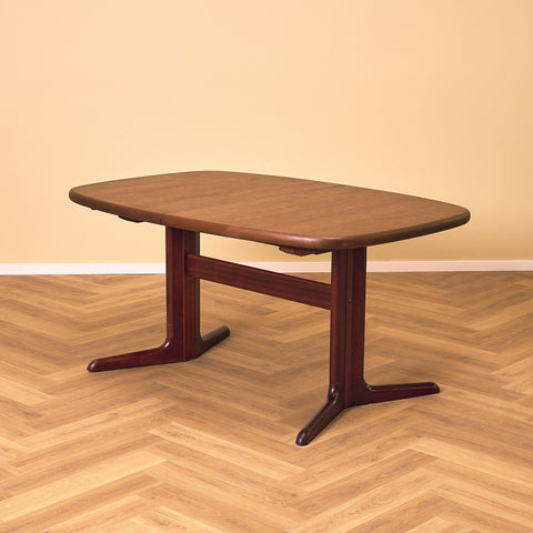 Danish oval dining table in mahogany by Skovby Møbelfabrik