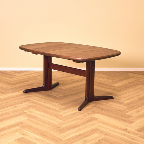 Danish oval dining table in mahogany by Skovby Møbelfabrik
