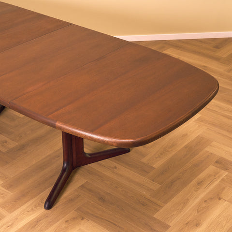 Danish oval dining table in mahogany by Skovby Møbelfabrik