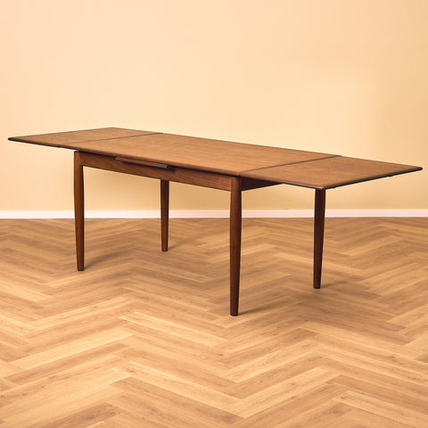 Danish dining table in teak