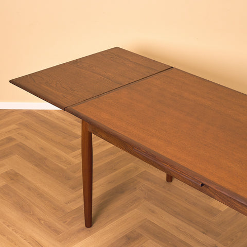 Danish dining table in teak