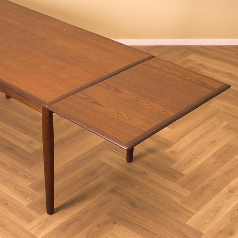 Danish dining table in teak
