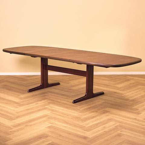 Danish oval dining table in mahogany by Skovby Møbelfabrik