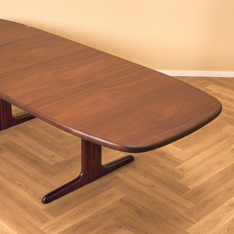 Danish oval dining table in mahogany by Skovby Møbelfabrik