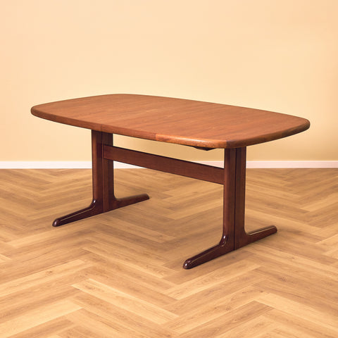 Danish oval dining table in light mahogany by Skovby Møbelfabrik