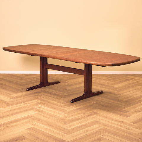 Danish oval dining table in light mahogany by Skovby Møbelfabrik