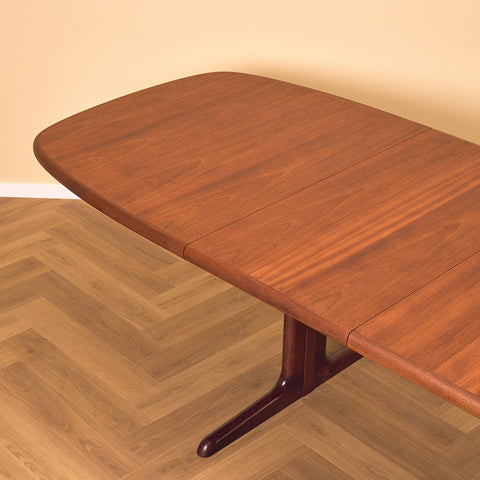 Danish oval dining table in light mahogany by Skovby Møbelfabrik