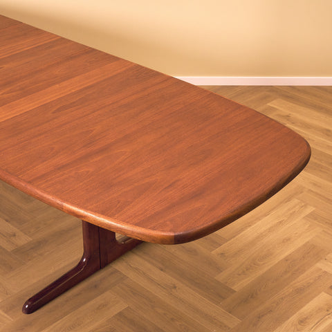 Danish oval dining table in light mahogany by Skovby Møbelfabrik