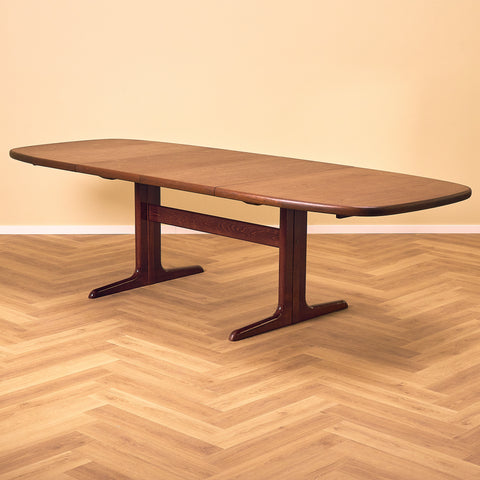 Danish oval dining table in mahogany by Skovby Møbelfabrik