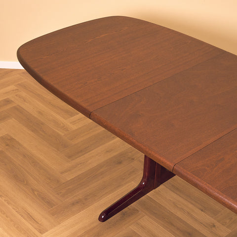 Danish oval dining table in mahogany by Skovby Møbelfabrik