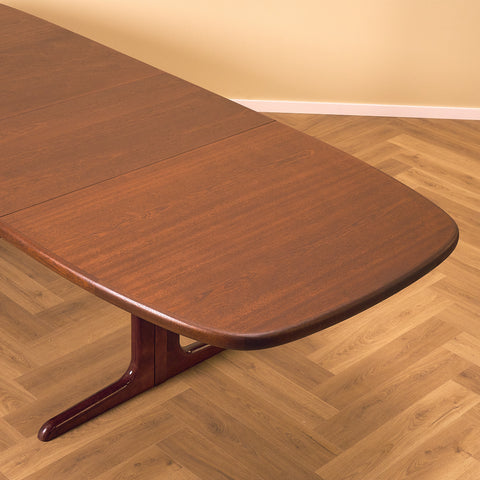 Danish oval dining table in mahogany by Skovby Møbelfabrik