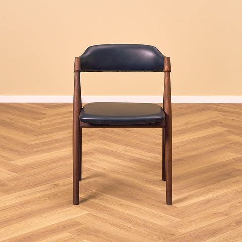 Danish dining chairs in walnut by Duba möbelindustri