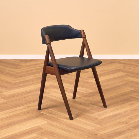 Danish dining chairs in walnut by Duba möbelindustri