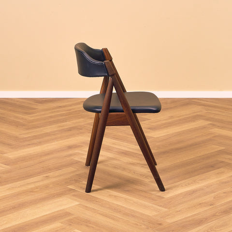 Danish dining chairs in walnut by Duba möbelindustri