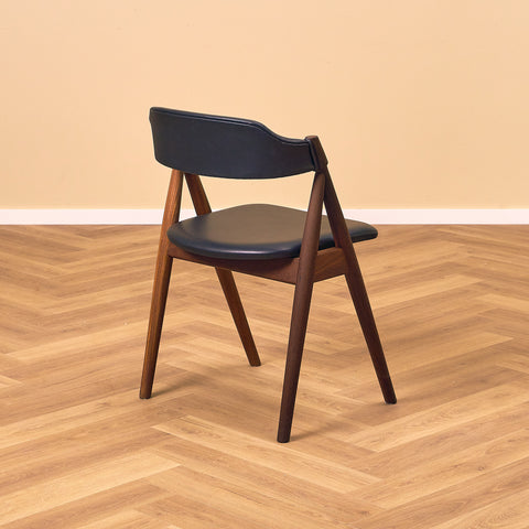 Danish dining chairs in walnut by Duba möbelindustri