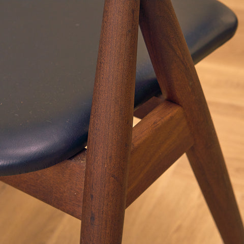 Danish dining chairs in walnut by Duba möbelindustri
