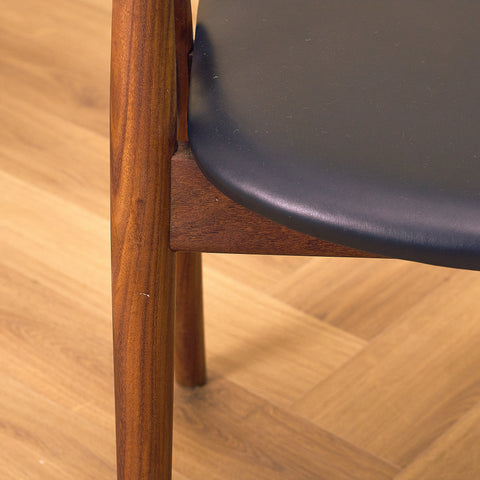 Danish dining chairs in walnut by Duba möbelindustri