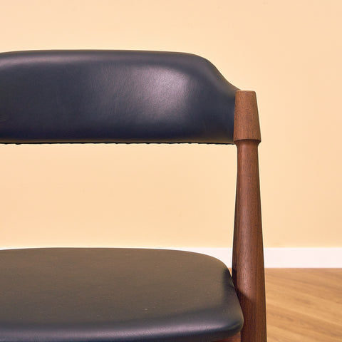 Danish dining chairs in walnut by Duba möbelindustri