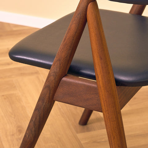 Danish dining chairs in walnut by Duba möbelindustri
