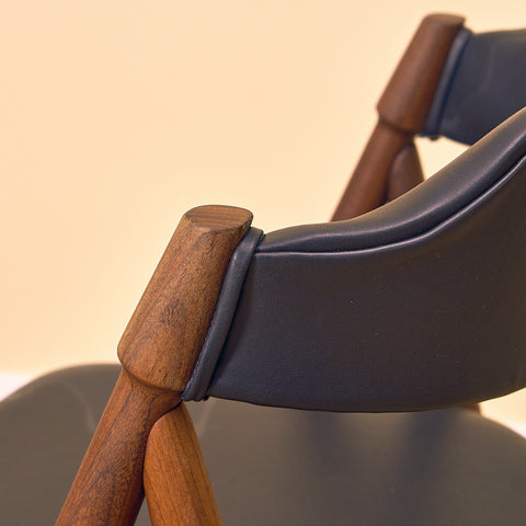 Danish dining chairs in walnut by Duba möbelindustri