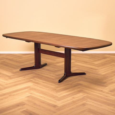 Danish oval dining table in mahogany by Skovby Møbelfabrik