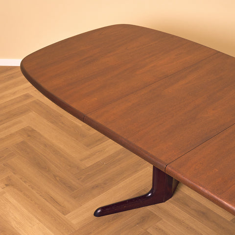 Danish oval dining table in mahogany by Skovby Møbelfabrik
