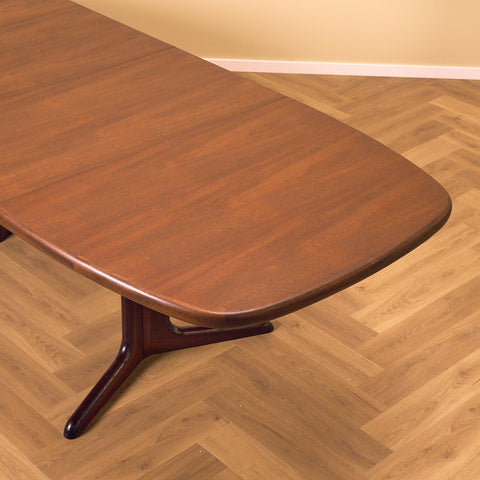 Danish oval dining table in mahogany by Skovby Møbelfabrik