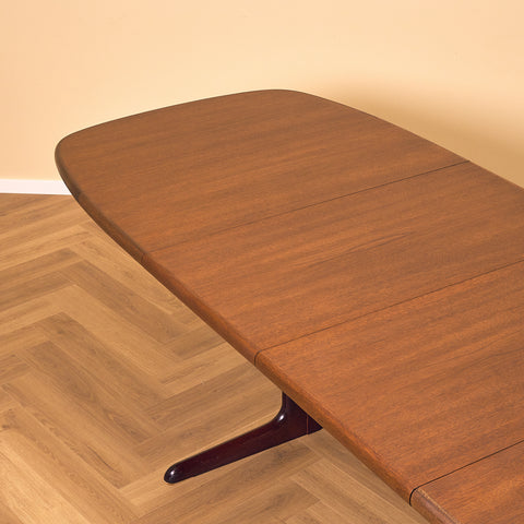 Danish oval dining table in mahogany by Skovby Møbelfabrik