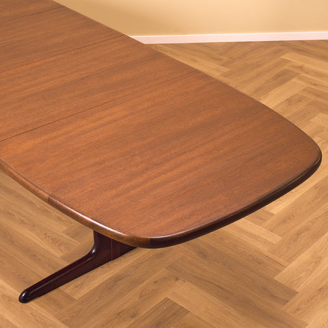Danish oval dining table in mahogany by Skovby Møbelfabrik