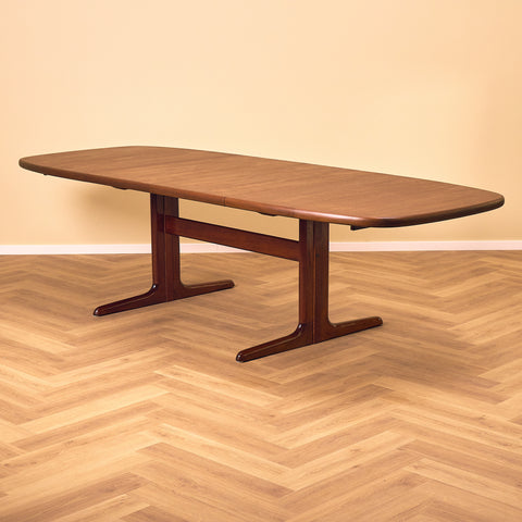 Danish oval dining table in mahogany by Skovby Møbelfabrik
